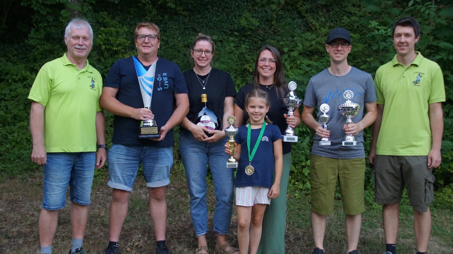 Von links: Martin Eisenbacher (1.Schützenmeister), Christian Stumpf, Vera Preising (beide Retzstadter Fassbierfreunde Team Ringe), Hanna Hebig (Siegerin RedDot-Cup), Eva-Maria Günther (Sieger Damen Einzel), Christian Rothenhöfer (Bogenmeister, Sieger Herren Einzel, es fehlt Johannes Fischer), Markus Keller (Sportleiter)